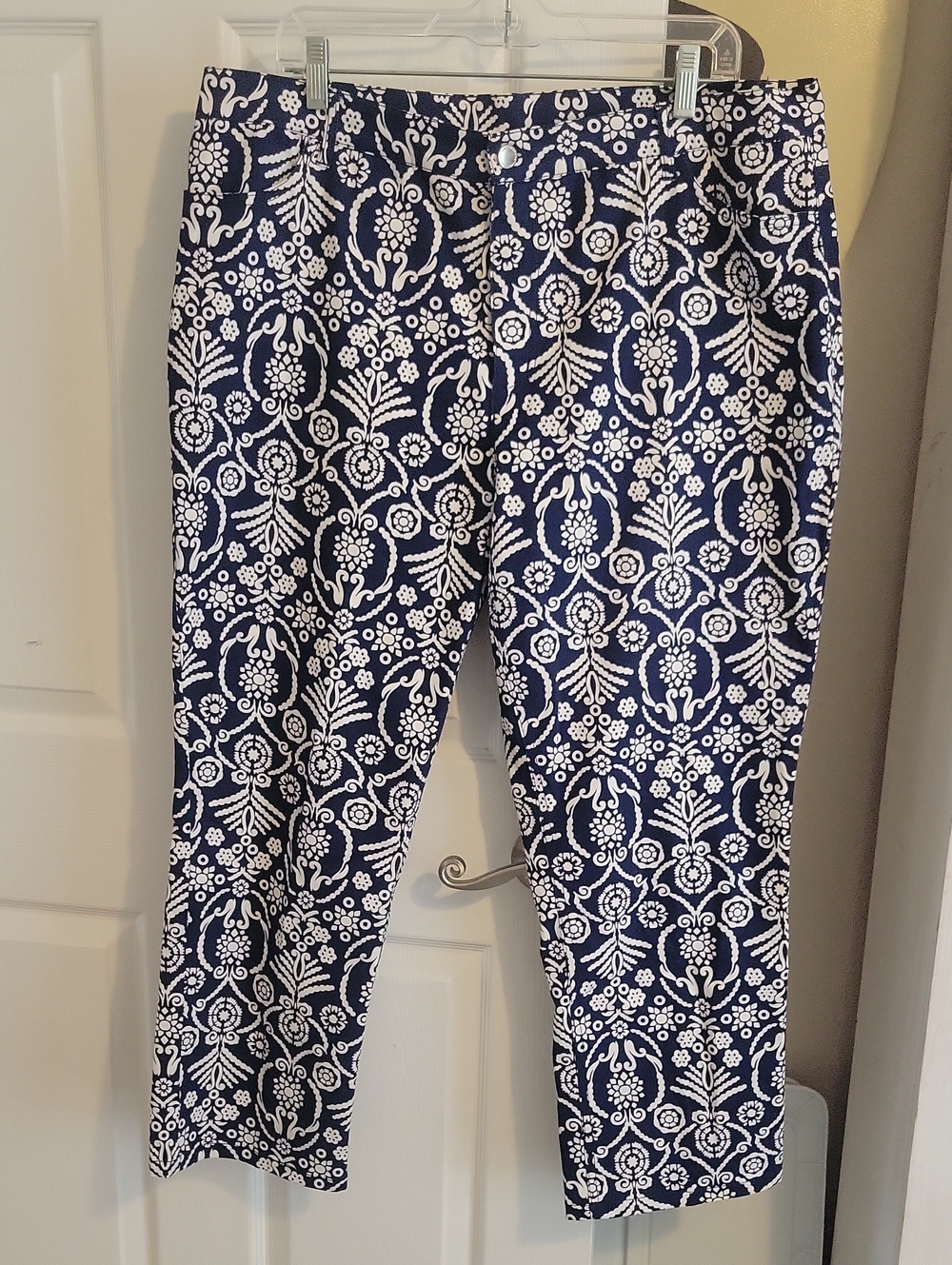 Liz Claiborne Sz18W Navy and White Damask-Print Slacks with pockets